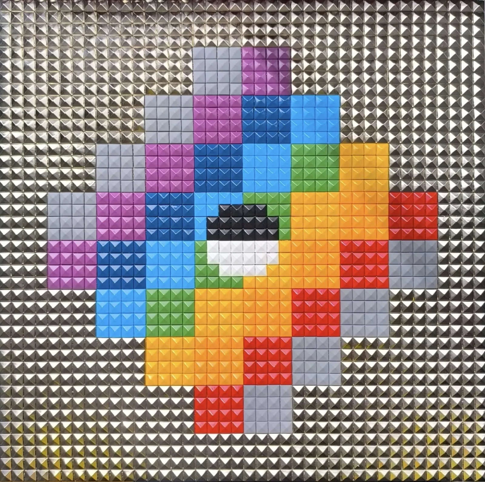 Chakana, mosaico de píxel art en metal y madera