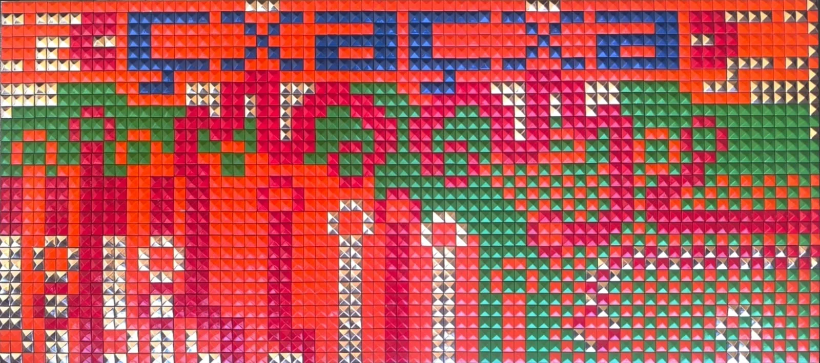 Cxacxa, mosaico de taches rojos, verdes y plateados